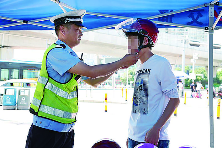 小交警贴脸劝导路人戴头盔的步骤指南