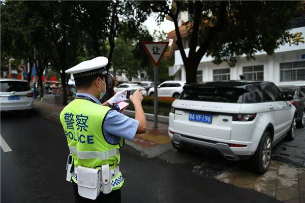 小交警贴脸劝导，守护安全力量推动路人戴头盔行动