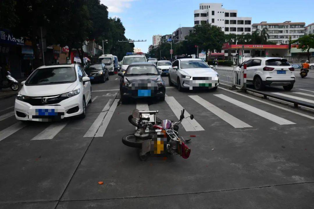 轿车压黄线左转与摩托车相撞事件，反思责任归属与安全意识的重要性