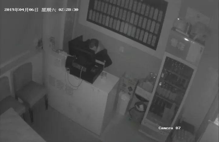 男子偷窃后连夜骑单车回老家，逃亡步骤与心理解析