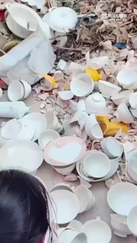 景德镇商户陶瓷小趣事，游客路边捡瓷引发趣事回应
