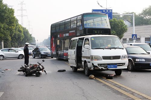 武汉交通事故最新消息，探索自然美景的心灵之旅遭遇意外变故。